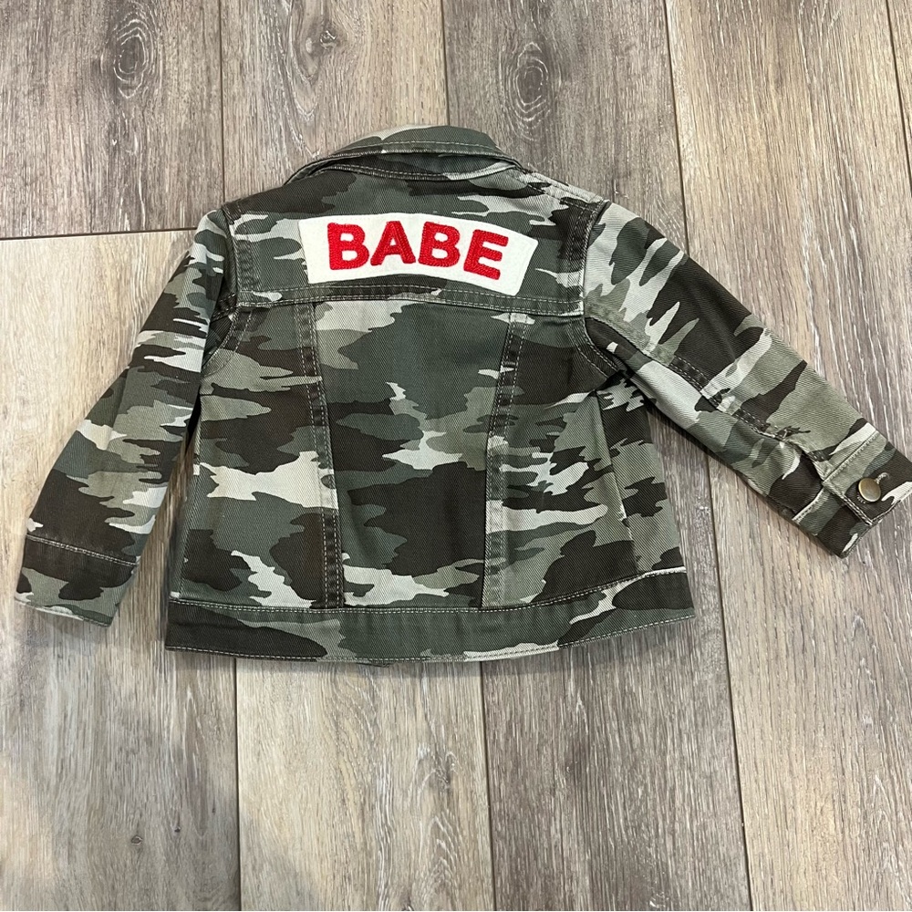 Ingrid & Isabel 6-12M Camo ‘Babe’ Jacket *LIKE NEW*